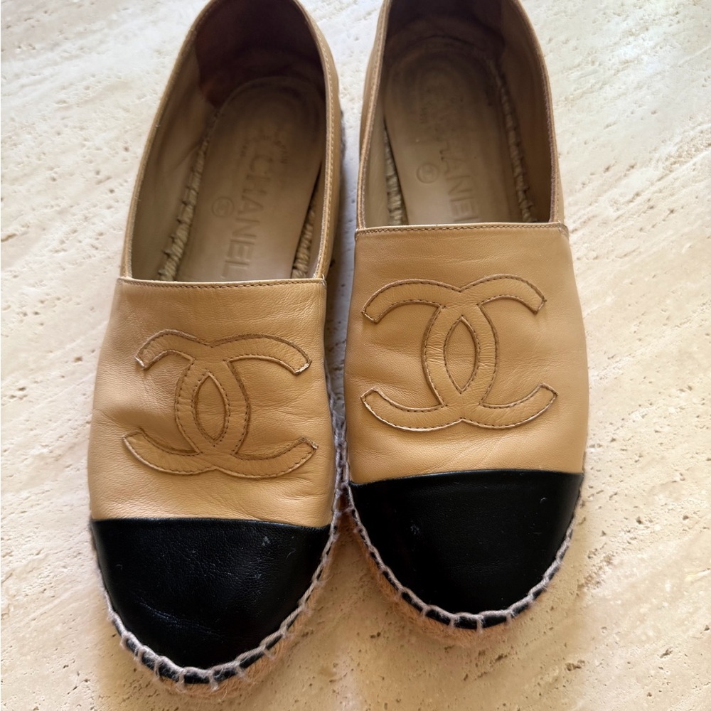 CHANEL Two-Tone Beige and Black Espadrilles - Picture 6 of 6